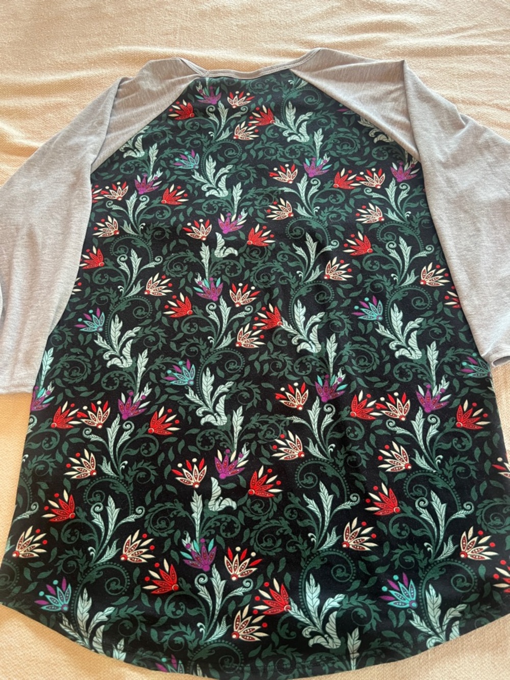 LuLaRoe Women’s Baseball T-shirt Gray 3/4 Sleeves Green Floral Pattern Size XL - Picture 5 of 5